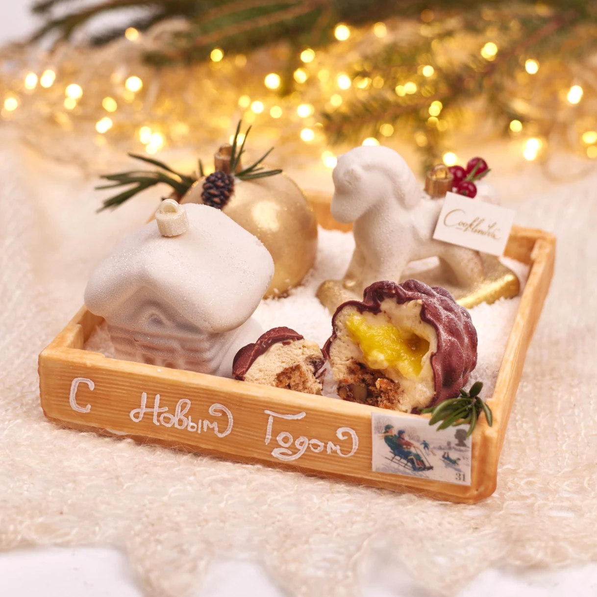 Коробка с новогодними игрушками