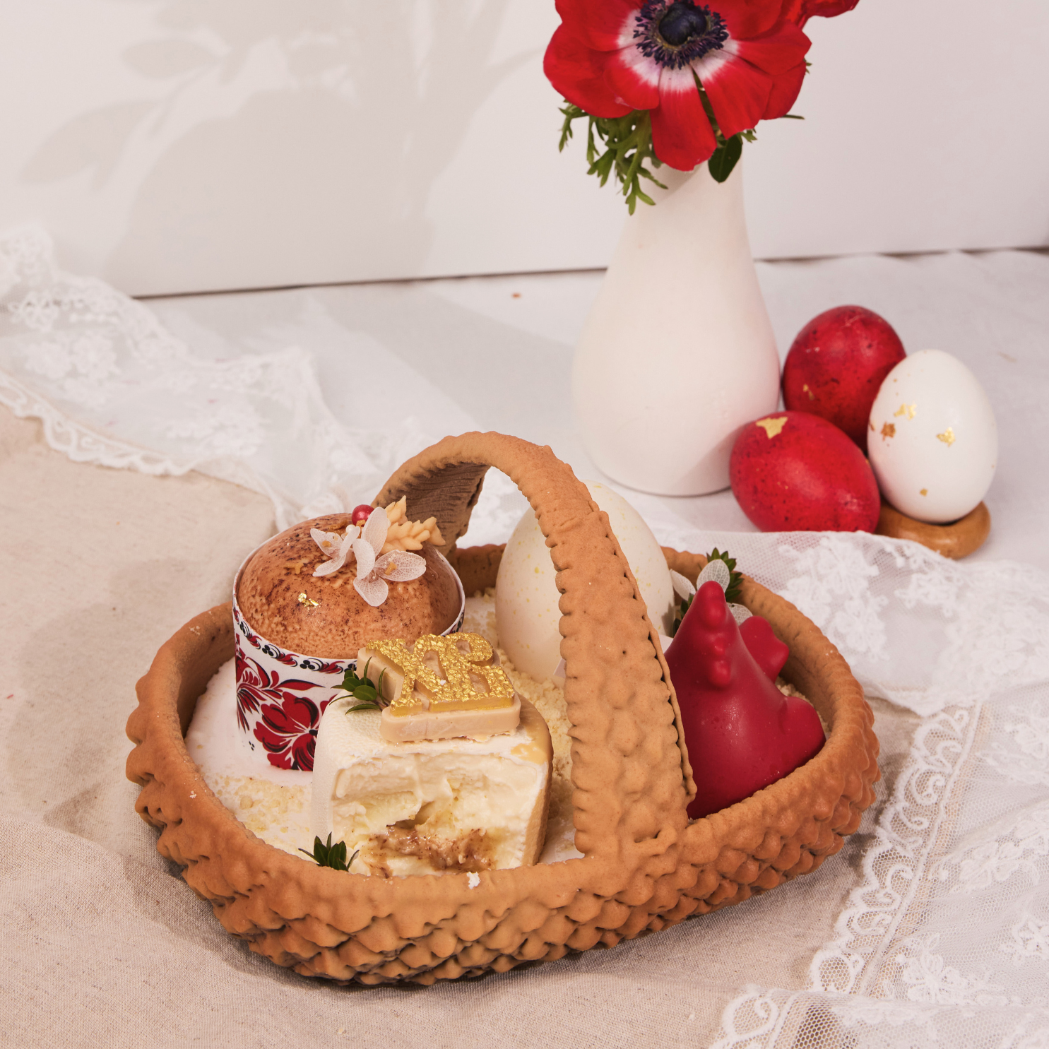 Шоколадная корзина с пирожными