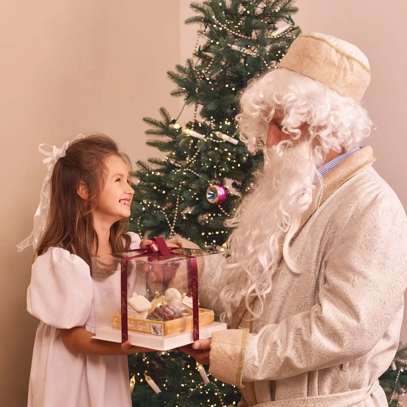 Коробка с новогодними игрушками