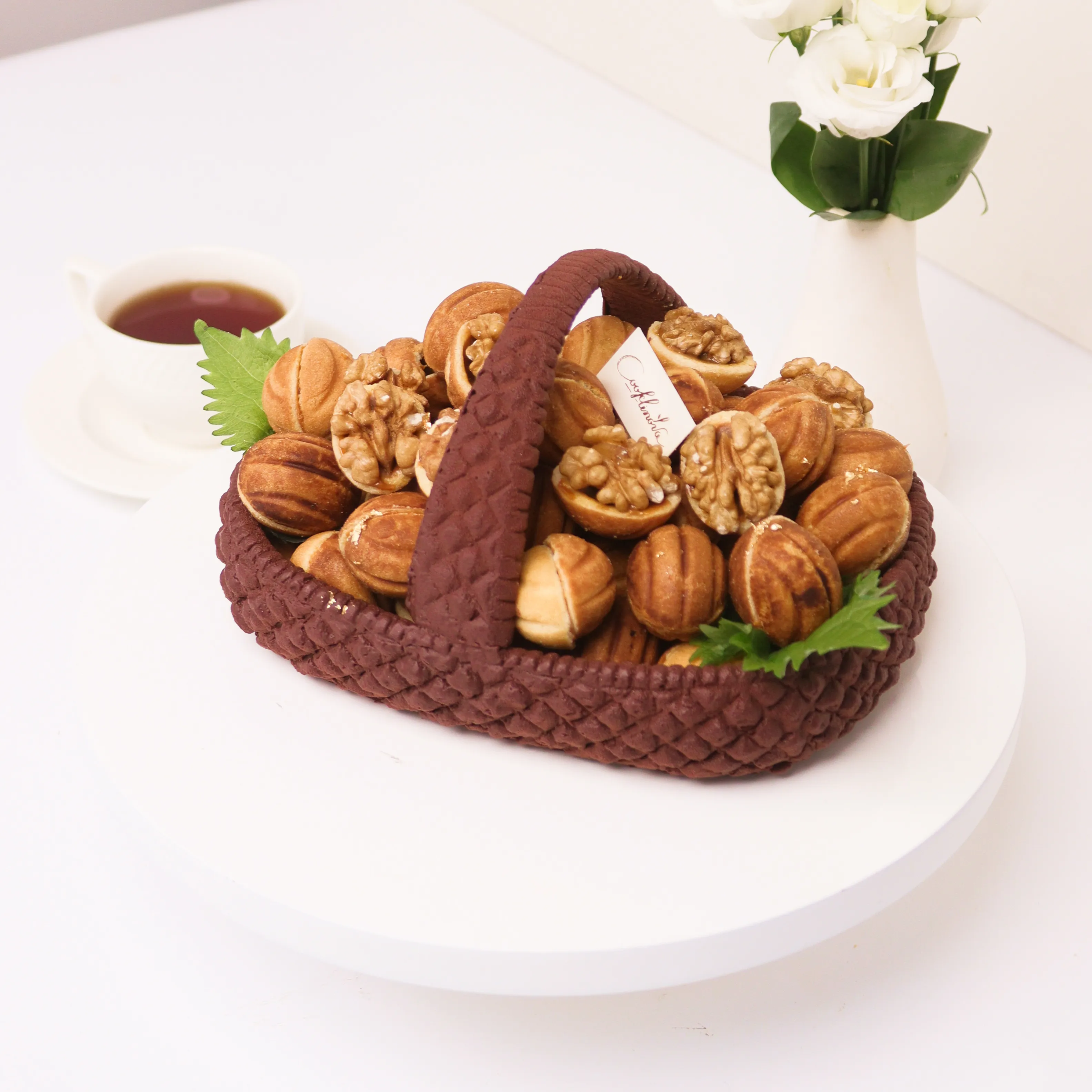 Шоколадная корзина с орешками