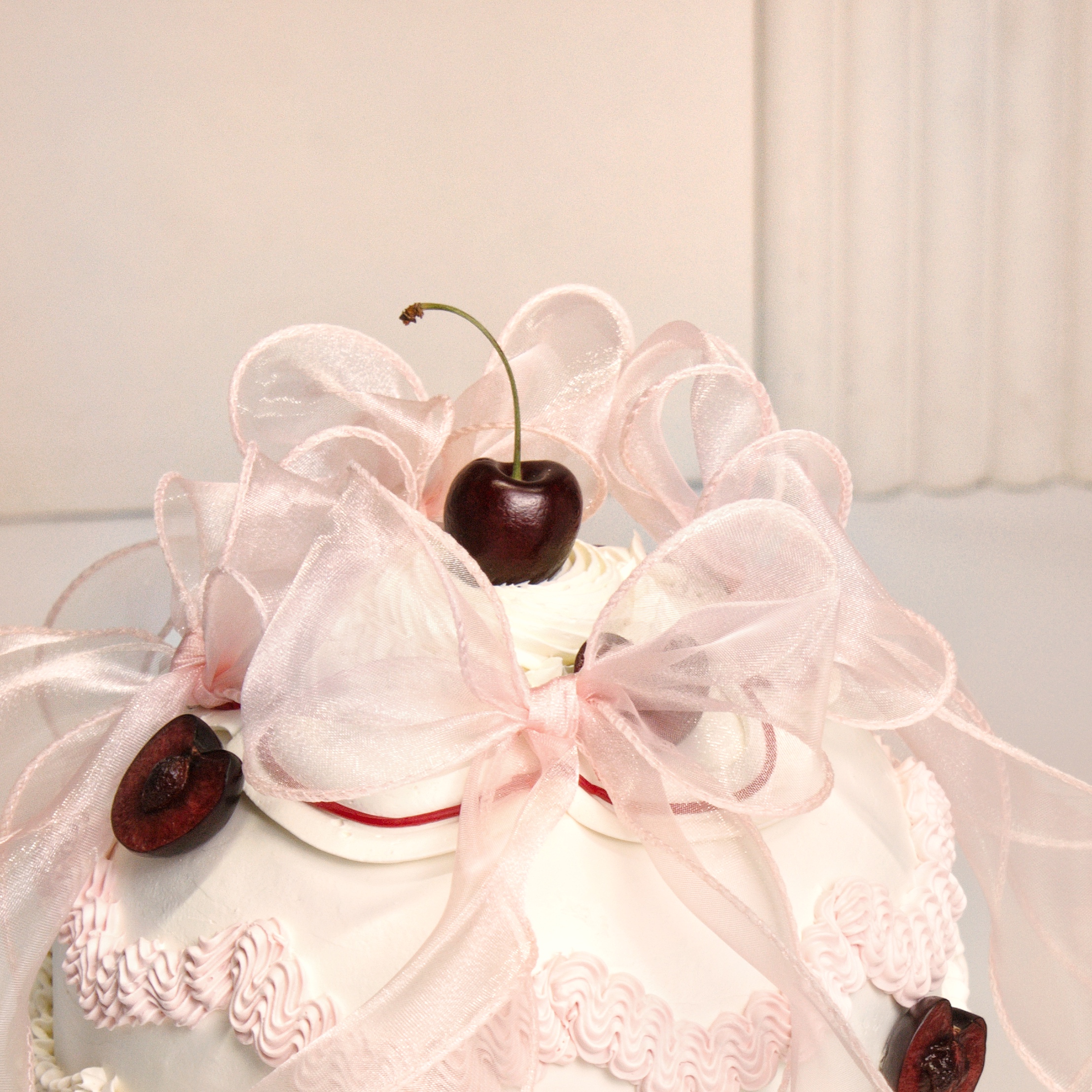 Торт "Cherry Bow"