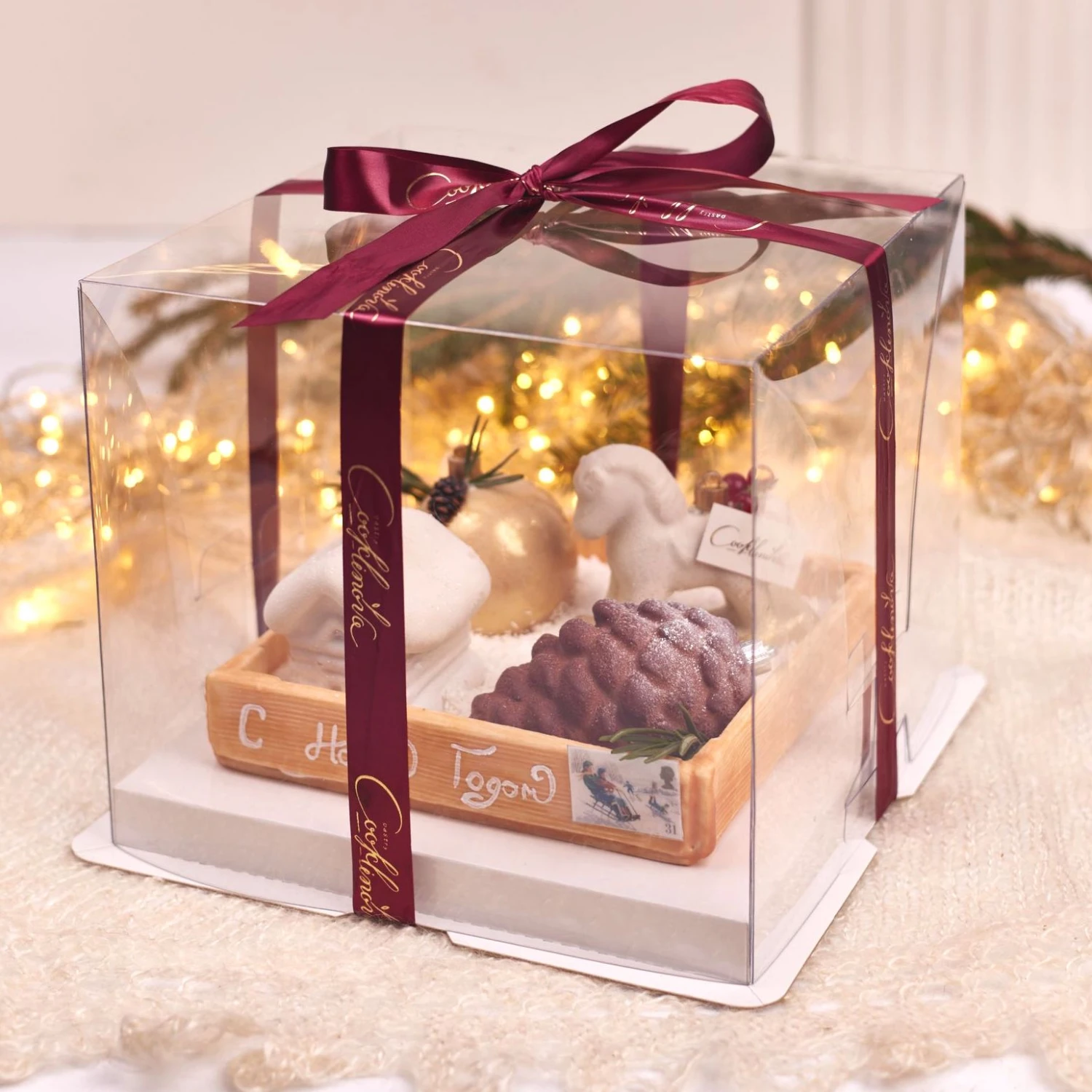 Коробка с новогодними игрушками