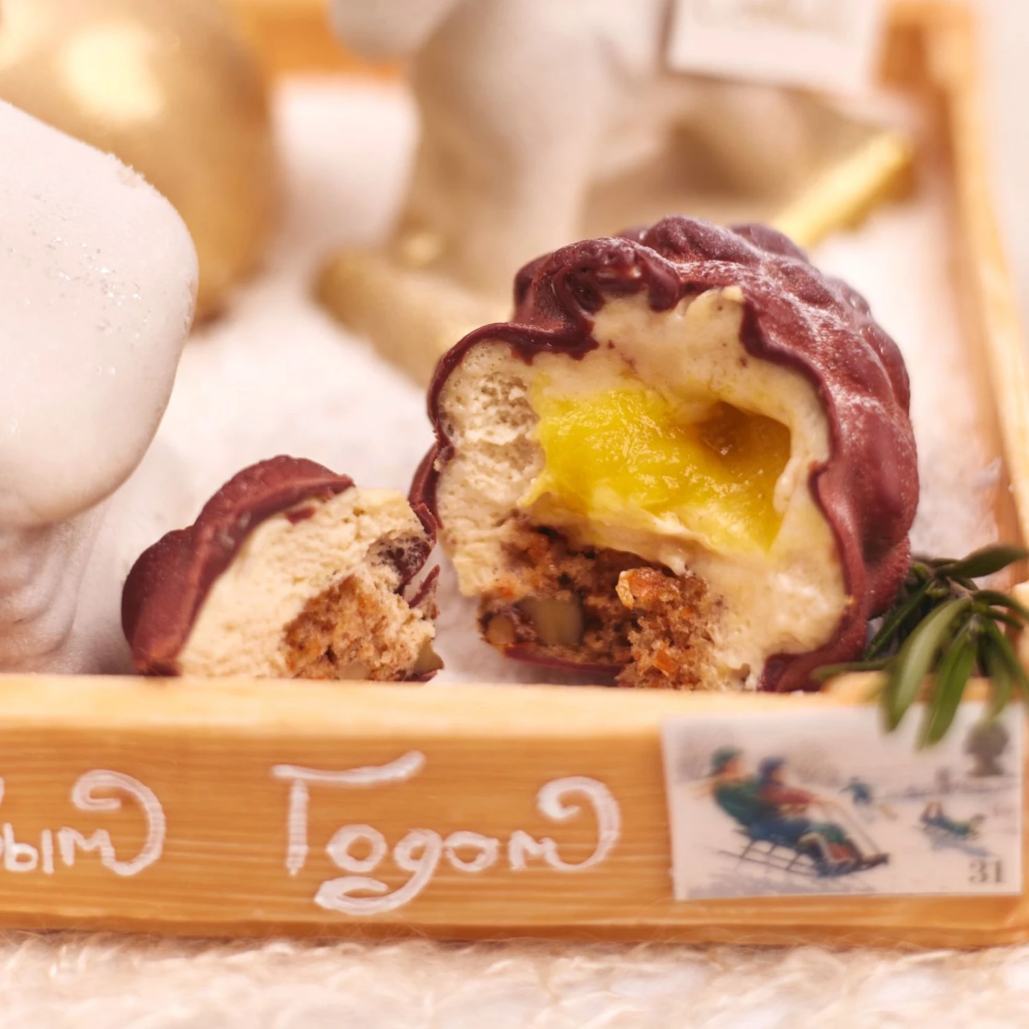 Коробка с новогодними игрушками