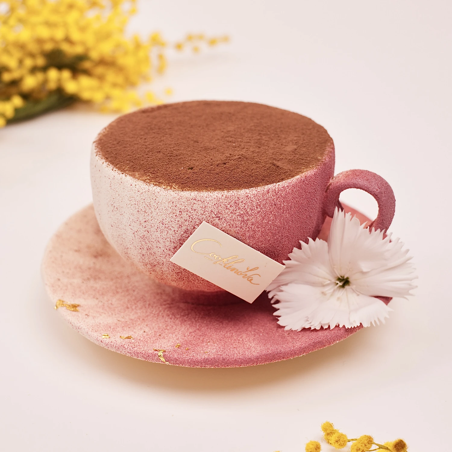 Шоколадная чашка с блюдцем с тирамису